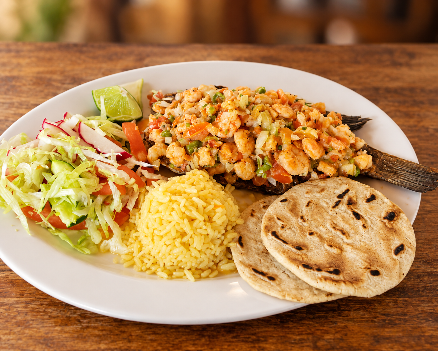 Platillo de pescado relleno de camarones